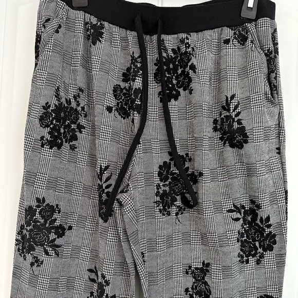 JUNIORS XL Joe B by Joe Benbasset Plaid pants with floral embroidery Size XL - Picture 2 of 6